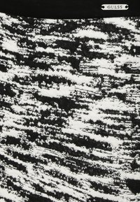 Zwart-wit gebreide tanktop met een textuur, abstract patroon. Heeft een ronde halslijn en een klein 'GUESS' logo label.