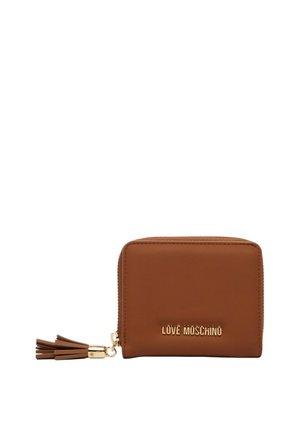 Portafoglio marrone in pelle con zip su tutto il perimetro, logo dorato "LOVE MOSCHINO" e tiralampo con nappina coordinata su sfondo bianco.
