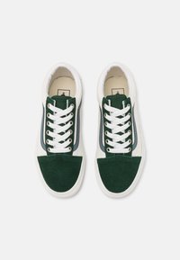 Zelené a bílé nízké tenisky vyrobené z semišového a plátěného materiálu, s plochými tkaničkami a šedými bočními akcenty. Klasický design s gumovými podrážkami.
