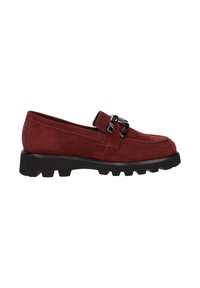 Diepe rode suède loafers met een zwarte chunky zool. Voorzien van een zilveren gesp als accent en stikdetails, wat zorgt voor een gestructureerd oppervlak.