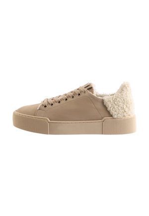 Baskets en daim beige avec un laçage à l'avant et une doublure en sherpa crème autour de la cheville et du talon, semelle en caoutchouc plate.