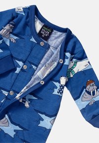Romper de algodón en azul con estampado de oso polar y morsa. Tiene botones de presión, mangas largas y un suave forro interior.