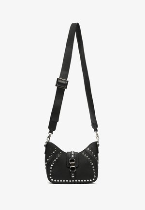 Borsa a tracolla in pelle nera con borchie metalliche, forma curva, tracolla regolabile e chiusura frontale a scatto. Finitura strutturata.