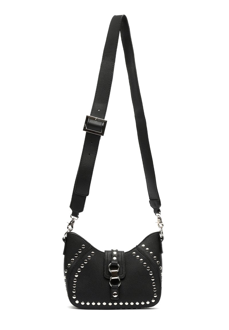 Borsa a tracolla in pelle nera con borchie metalliche, forma curva, tracolla regolabile e chiusura frontale a scatto. Finitura strutturata.