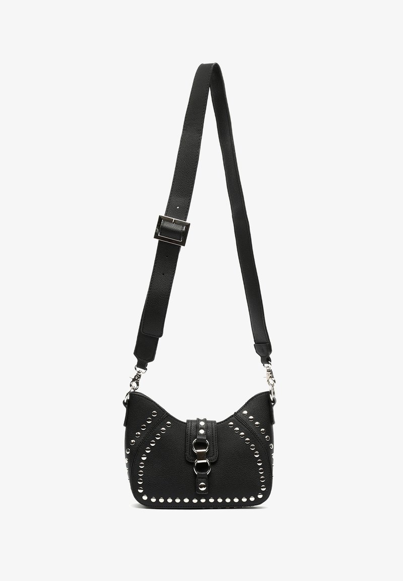 Borsa a tracolla in pelle nera con borchie metalliche, forma curva, tracolla regolabile e chiusura frontale a scatto. Finitura strutturata.