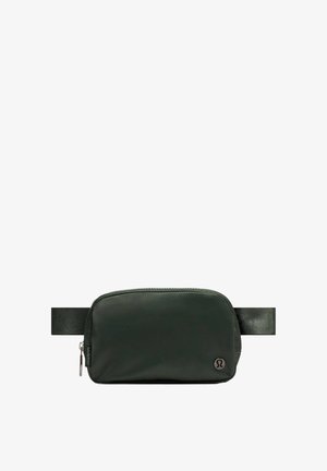 Ciemnozielona saszetka wykonana z gładkiego materiału, z zamkiem błyskawicznym i materiałowym paskiem. Małe logo po boku. Prostokątny kształt.