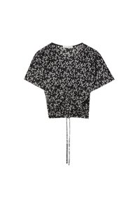 Haut court noir à motif floral blanc, manches courtes, détail de taille froncée avec cordons, tissu doux, texture légère.