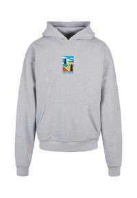 Grau kapuzenpullover mit vorderer Tasche. Mit einem bunten Druck, der Berge und Bäume darstellt, sowie dem Text "JUST RHYSE."