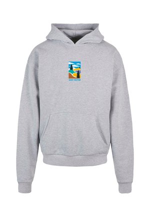 Harmaa huppari, jossa on etutasku. Siinä on värikäs painatus, joka esittää vuoria ja puita, sekä teksti "JUST RHYSE."