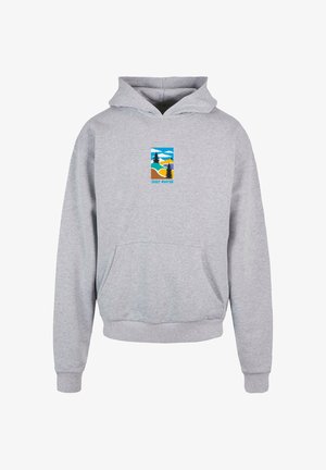 Harmaa huppari, jossa on etutasku. Siinä on värikäs painatus, joka esittää vuoria ja puita, sekä teksti "JUST RHYSE."