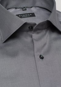 Grijze ETERNA comfort fit overhemd met een gestructureerde kraag, zwarte knopen en een subtiele textuur in de stof. Label zichtbaar in de kraag.