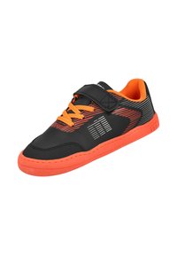 Zapatilla deportiva negra con acentos naranjas, parte superior de sintético texturizado, forro naranja, suela de goma contrastante y una correa de Velcro sobre los cordones.
