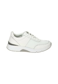 Witte sport sneakers met een combinatie van glad leer en mesh materialen, ronde neus, vetersluiting en grijze accenten op de zool.