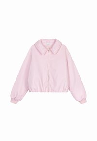 Giacca cropped rosa chiaro con colletto e chiusura a zip. Presenta polsini e orlo elasticizzati, una texture liscia simile alla seta e nessun motivo.