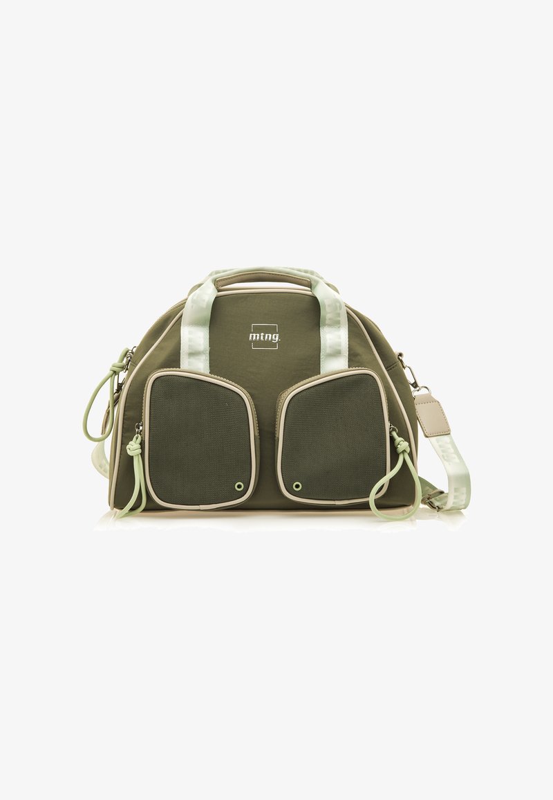 Bolso verde oliva con dos bolsillos frontales, ribete beige, logotipo y correa ajustable. Fabricado con un tejido duradero y textura suave.
