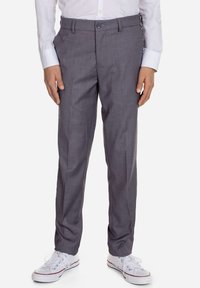 Szare spodnie dresowe z gładkim przodem, slim fit, teksturowana tkanina, szlufki na pasek i jednoprzyciskowe zapięcie, połączone z białymi sneakersami.