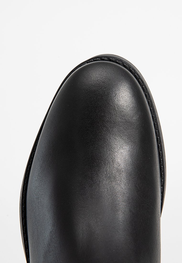 Schwarze Leder-Party Schuhe mit runder Zehenform und glatter Textur. Verfügt über gestickte Details entlang der Kante für zusätzlichen Designakzent.
