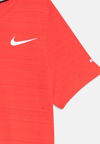 Nike Performance MILER UNISEX - T-shirt desportiva - bright crimson
