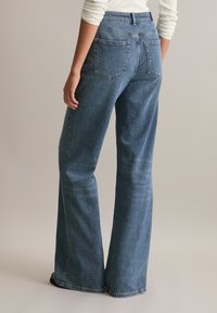 Lichtblauwe, high-waisted denim flared jeans met een rechte pijpdesign, vijf zakken en subtiele vervaging. Strijkvrije textuur met zichtbare naden.