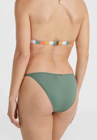Zeleni bikini hlačice z nastavljivimi stranskimi trakovi. zgornji del ima večbarvno črtasto trak s sponko. Gladka tekstura, minimalistična zasnova.