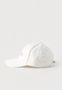 Άσπρο βαμβακερό καπέλο μπέιζμπολ με ίσια γείσο. Διακοσμημένο με κεντητό κείμενο σε μπεζ. Ρυθμιζόμενο λουράκι πίσω με χρυσή λεπτομέρεια εξαρτήματος.