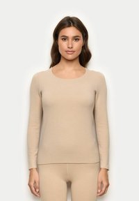 Beige langärmliges Oberteil aus weichem Stoff, mit rundem Ausschnitt und taillierter Passform. Glatte Textur, minimale Nähte.