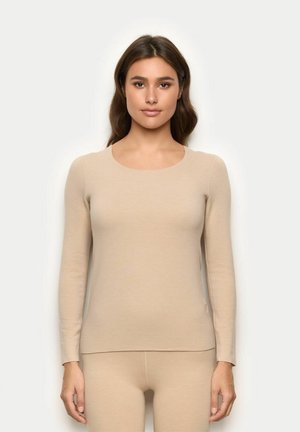 Beige langärmliges Oberteil aus weichem Stoff, mit rundem Ausschnitt und taillierter Passform. Glatte Textur, minimale Nähte.