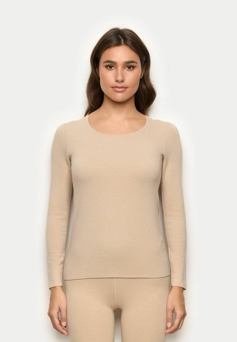 Beige langärmliges Oberteil aus weichem Stoff, mit rundem Ausschnitt und taillierter Passform. Glatte Textur, minimale Nähte.