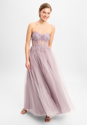 Lila strapless jurk met geborduurde lijfje en tule rok. Bevat delicate bloemenpatronen en een zachte, vloeiende textuur.