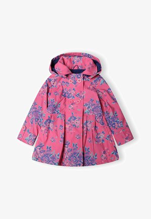 Rózsaszín vízálló esőkabát, lila és kék virágmintával, kapucnival és elülső gombokkal, harang alakú fazon, zsebekkel.