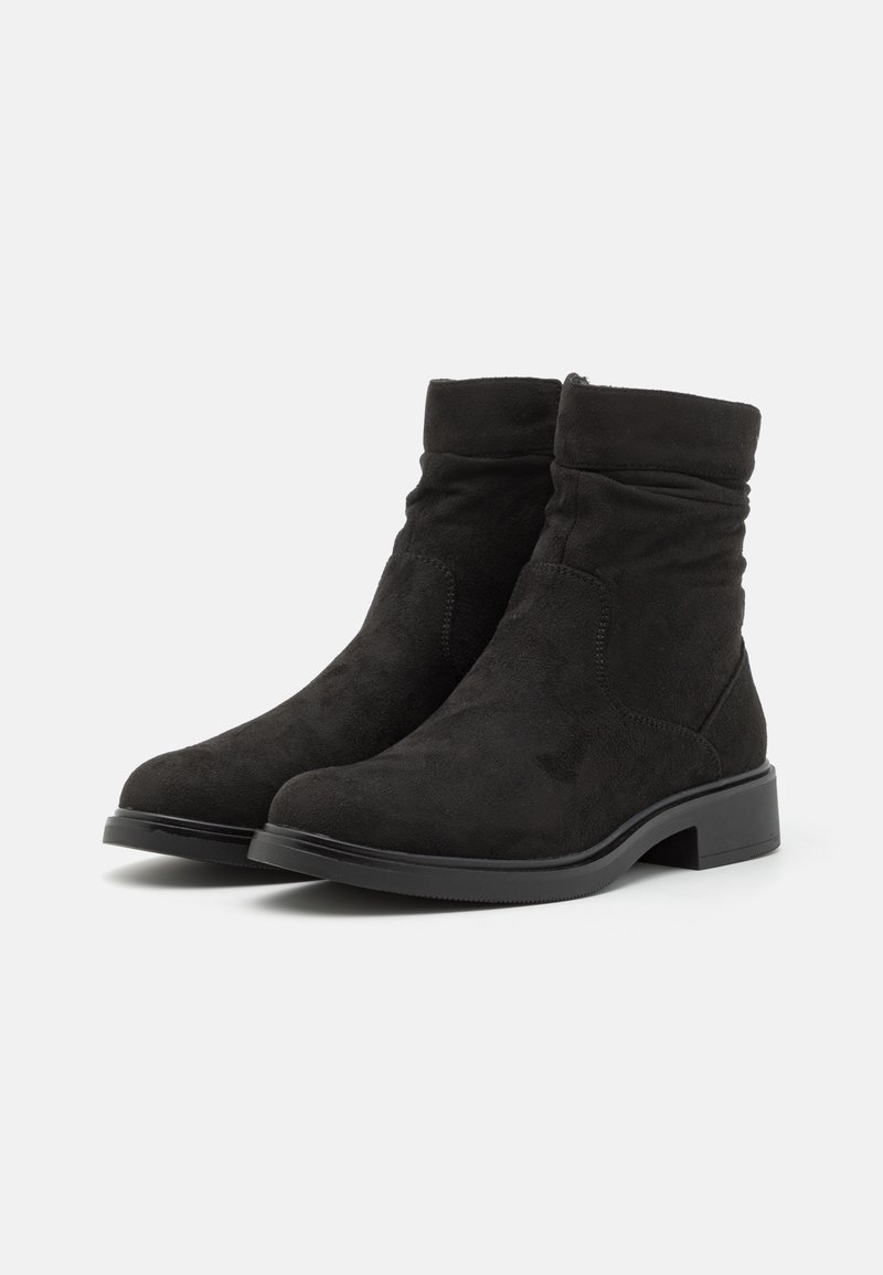Schwarze Wildleder-Stiefeletten mit runder Spitze und niedrigem Blockabsatz. Besitzen ein weiches, lässiges Obermaterial mit sichtbaren Steppnähten.