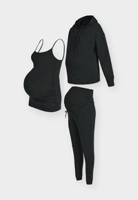Czarny zestaw odzieży ciążowej, obejmujący bezrękawnik, bluzę z kapturem oraz spodnie dresowe. Miękka tkanina z elastycznym krojem zapewnia wygodę.