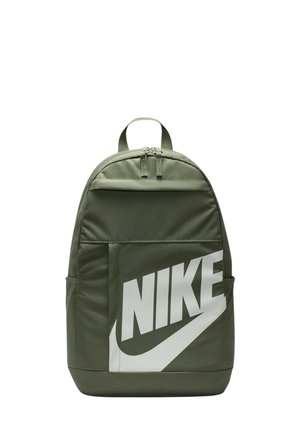 Zaino Nike in tessuto verde oliva, con un grande logo bianco, una tasca frontale e spallacci regolabili con un manico superiore.