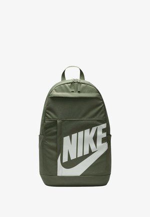 Zaino Nike in tessuto verde oliva, con un grande logo bianco, una tasca frontale e spallacci regolabili con un manico superiore.