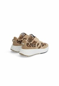 Beige suède sneakers met panterprintpanelen, voorzien van een textuur witte middenzool en een zwarte rubberen buitenzool. Geaccentueerd met een logo-tag.