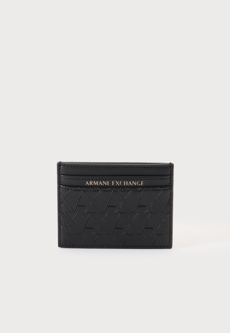 Μαύρος θήκη καρτών Armani Exchange με ανάγλυφο μοτίβο λογότυπου και τρεις θήκες για κάρτες σε απλό ανοιχτό φόντο.