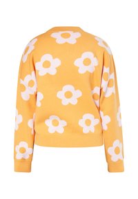 Geel gebreide trui met witte bloemenpatronen, een ronde halslijn en geribbelde manchetten. Het ontwerp is zacht, met een relaxed fit en textuur.