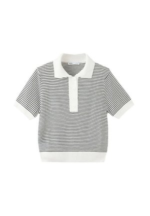 Polo blanco de manga corta con finas rayas horizontales negras y tapeta con botones sobre un fondo blanco.