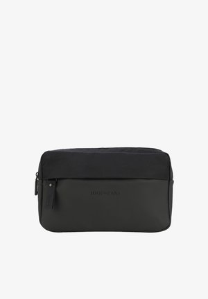 Zwarte rechthoekige tas met een gladde onderhelft en een textuurrijke bovenhelft. Voorzien van een ritssluiting en het geperste logo "JOOP JEANS".