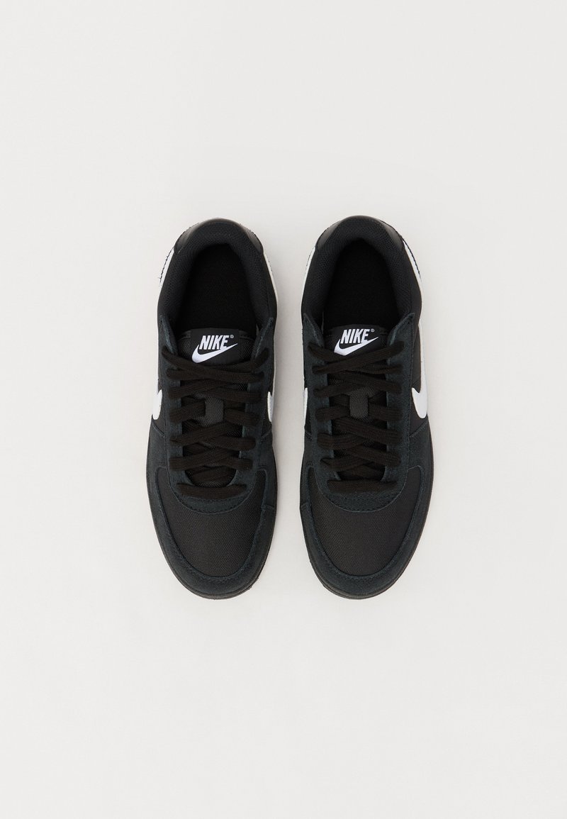Czarne sneakersy Nike z materiałową cholewką, białym logo i czarnymi sznurowadłami. Okrągły czubek i wyściełany kołnierz, z teksturowaną podeszwą.