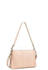 Sac à main en cuir rose clair avec une seule bandoulière réglable, de forme rectangulaire, texture lisse et accents en métal doré.