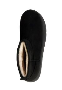 Stivale nero con fodera in pile morbido color crema. Esterno in pelle scamosciata, punta arrotondata e suola flessibile. Design alla caviglia con cucitura laterale.