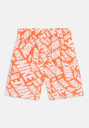 Shorts de bain orange avec un logo Nike blanc imprimé dans différentes tailles et angles. Équipés d'une taille élastique pour un ajustement confortable.