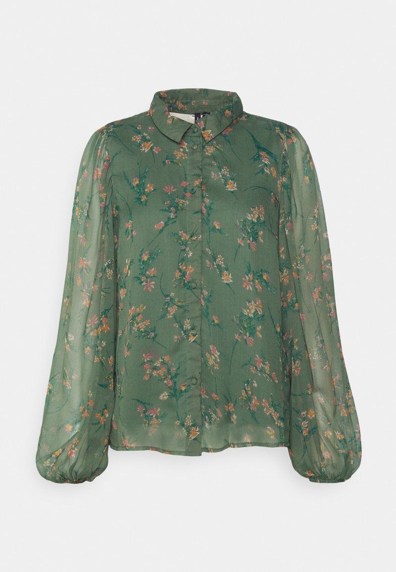 Blouse verte semi-transparente avec manches longues bouffantes, petit imprimé floral multicolore, fermeture boutonnée à l'avant et col classique.