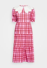 Robe midi écossaise rose et rouge avec manches bouffantes et grand col ondulé blanc.