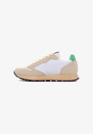 Beige und weiße Sneaker aus Wildleder und synthetischem Material, mit einem grünen Fersenakzent und beigen Schnürsenkeln. Gummilaufsohle für besseren Halt.