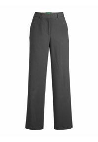 Grijze, wijde broek met een gladde textuur; heeft een getailleerde pasvorm, zijzakken en een standaard tailleband met een groene label.