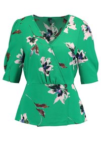 Blusa verde de envoltura con mangas cortas abullonadas, presenta un estampado floral en rosa, azul y marrón. Tejido texturizado con un diseño ceñido en la cintura.