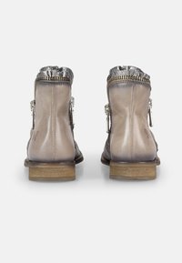 Botines de piel en un color gris degradado, con un puño plateado texturizado, cremalleras laterales y un tacón bajo de madera.