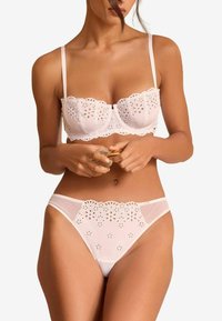 Čipkasti bralet i odgovarajući hipster gaćice u svijetlo ružičastoj boji, s cvjetnim izrezanim uzorcima i valovitim rubovima. Mekana tkanina s prozirnim detaljima.